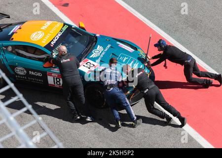 1. Oktober 2022: Das Auto wird beim Festival of Speed, Festival de Velocidad, auf dem Circuit of Catalonia in Barcelona, Montmelo, Spanien, in die Grubengarage geschoben Stockfoto