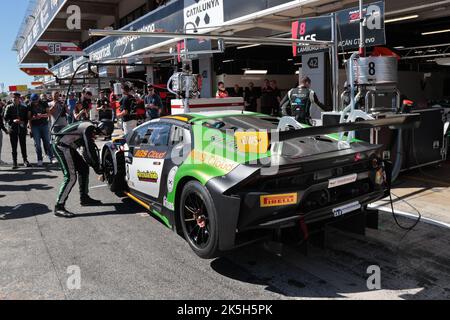 1. Oktober 2022 - Mechaniker, die beim Geschwindigkeitsfestival auf dem Circuit of Catalonia in Barcelona, Montmelo, Spanien, den Reifenwechsel auf der Boxengasse üben Stockfoto