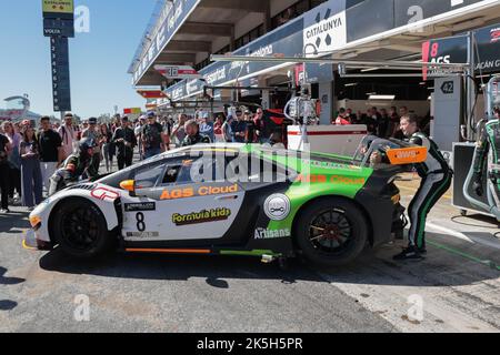 1. Oktober 2022 - Mechaniker schieben Lamborghini beim Festival of Speed auf dem Circuit of Catalonia in Barcelona, Montmelo, Spanien, in die Boxengarage Stockfoto