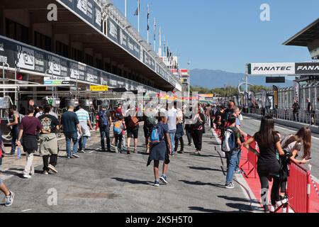 1. Oktober 2022 - Mitglieder der Öffentlichkeit gehen während des Festival de Velocidad auf dem Circuit of Catalonia in Barcelona, Montmelo, Spanien, durch die Boxengasse Stockfoto