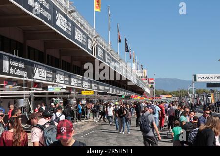 1. Oktober 2022 - Mitglieder der Öffentlichkeit gehen während des Festival de Velocidad auf dem Circuit of Catalonia in Barcelona, Montmelo, Spanien, durch die Boxengasse Stockfoto