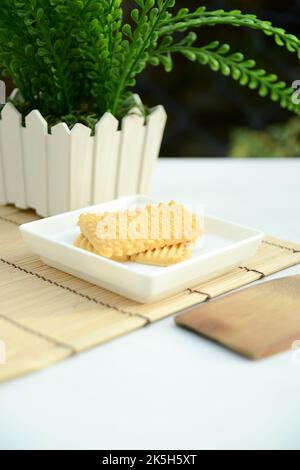 Traditionelle malaiische Plätzchen für eid festliche Biskut Samperit Dekoration. Selektiver Fokus. Stockfoto