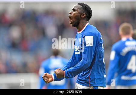 Glasgow, 8.. Oktober 2022. Fashion Sakala der Rangers feiert sein Tor und die Rangers beim Cinch Premiership-Spiel im Ibrox Stadium, Glasgow, den vierten Platz. Bildnachweis sollte lauten: Neil Hanna / Sportimage Kredit: Sportimage/Alamy Live News Stockfoto