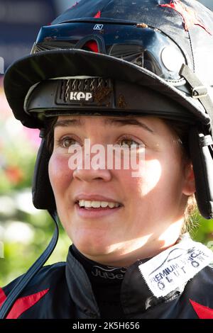 Ascot, Bergen, Großbritannien. 1.. Oktober 2022. Horse Dream Composer unter Jockey Mollie Phillips gewinnt die Peroni Nastro Azzurro Handicap Stakes bei Ascot Races. Das war Mollie's 51. Sieg. Besitzer Peter Clarke Racing Partners. Trainer James Evans, Kinnersley. Züchter Khalifa Dasmal. Quelle: Maureen McLean/Alamy Stockfoto