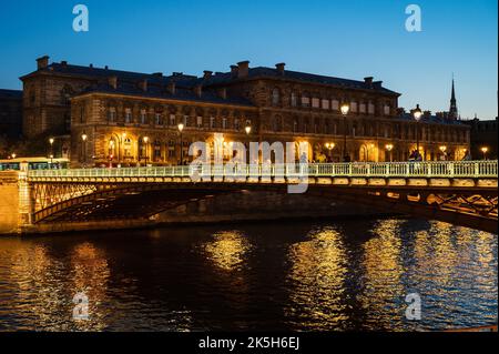 Das Hotel-Dieu ist ein Krankenhaus im 4. Arrondissement von Paris, am Parvis von Notre-Dame, Nachtlichter, Blick in der Nacht von der seine Stockfoto