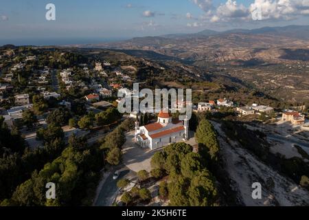 Luftaufnahme einer Kirche im Dorf Pano Theletra, Bezirk Pafos, Republik Zypern. Stockfoto