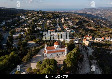 Luftaufnahme einer Kirche im Dorf Pano Theletra, Bezirk Pafos, Republik Zypern. Stockfoto