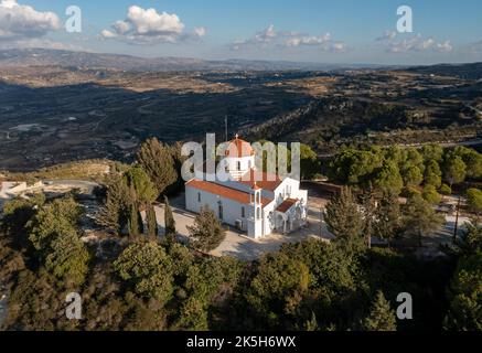 Luftaufnahme einer Kirche im Dorf Pano Theletra, Bezirk Pafos, Republik Zypern. Stockfoto