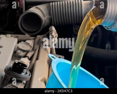 Detailansicht des neuen Motoröls, das in den Motor fließt Stockfoto