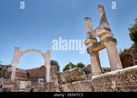 Domitianstempel und Brunnen von Pollio in Ephesus Archäologische Stätte, Selcuk, Türkei Stockfoto