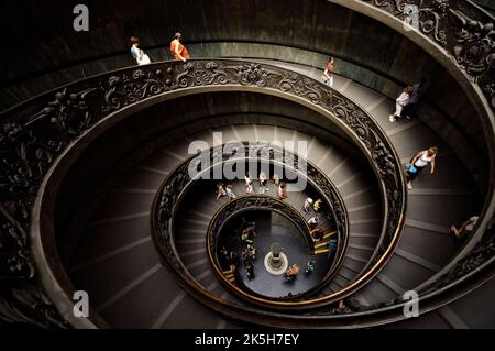 Doppelte Wendeltreppe (Giuseppe Momo 1932) der Vatikanischen Museen, Vatikanstadt Stockfoto