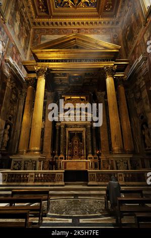 Mönch, der in der Archbasilika des Hl. Johannes im Lateran, Rom, Latium, Italien betet Stockfoto