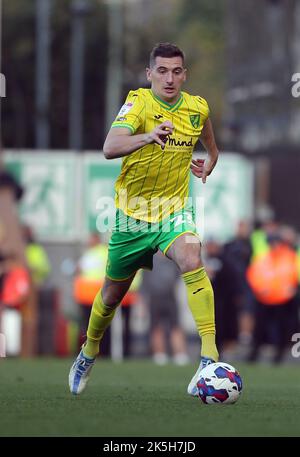 Norwich, Großbritannien. 08. Oktober 2022. Kenny McLean von Norwich City läuft mit dem Ball während des Sky Bet Championship-Spiels zwischen Norwich City und Preston North End in der Carrow Road am 8. 2022. Oktober in Norwich, England. (Foto von Mick Kearns/phcimages.com) Credit: PHC Images/Alamy Live News Stockfoto