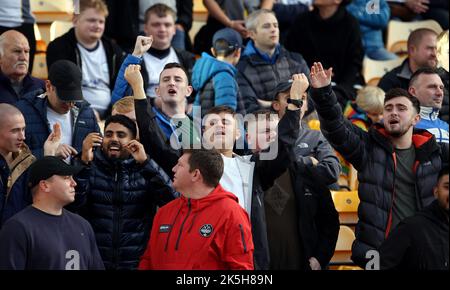 Norwich, Großbritannien. 08. Oktober 2022. Preston-Fans beim Sky Bet Championship-Spiel zwischen Norwich City und Preston North End in der Carrow Road am 8. 2022. Oktober in Norwich, England. (Foto von Mick Kearns/phcimages.com) Credit: PHC Images/Alamy Live News Stockfoto