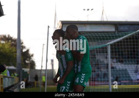 Yeovil's Chiori Johnson und Yeovil's Malachi Linton feiern Yeovil-Tor.für Heimfans Samstag8Oktober2022, Huish Park,Yeovil, Pflichtfoto Stockfoto