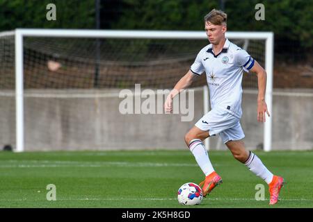 Swansea, Wales. 8. Oktober 2022. Joshua Carey von Swansea City in Aktion beim Professional Development League Cup-Spiel zwischen Swansea City unter 18 und Exeter City unter 18 Jahren an der Swansea City Academy in Swansea, Wales, Großbritannien am 8. Oktober 2022. Quelle: Duncan Thomas/Majestic Media. Kredit: Majestic Media Ltd/Alamy Live Nachrichten Stockfoto