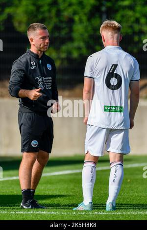 Swansea, Wales. 8. Oktober 2022. Oliver Jeffries, Trainer der Swansea City Academy, spricht mit Daniel Watts von Swansea City während des Spiels der Professional Development League Cup zwischen Swansea City unter 18 und Exeter City unter 18 Jahren an der Swansea City Academy in Swansea, Wales, Großbritannien am 8. Oktober 2022. Quelle: Duncan Thomas/Majestic Media. Kredit: Majestic Media Ltd/Alamy Live Nachrichten Stockfoto