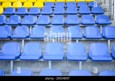 Sitze im Stadion. Geringe Tiefenschärfe. Stockfoto