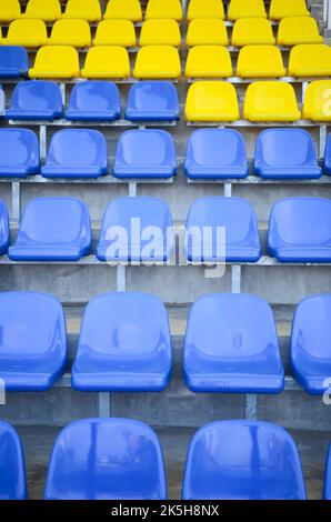 Sitze im Stadion. Geringe Tiefenschärfe. Stockfoto