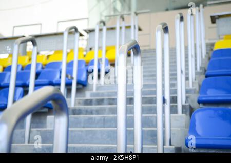 Sitze im Stadion. Geringe Tiefenschärfe. Stockfoto