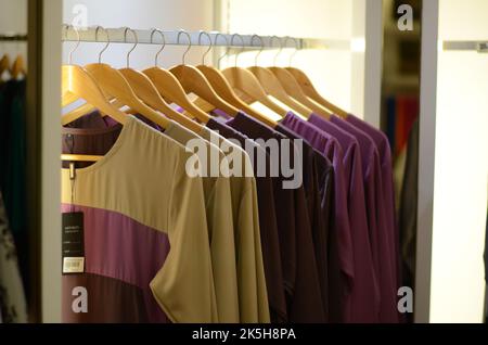 Modische Kleidung in einem Boutique-Geschäft im Boutique-Shop. Stockfoto