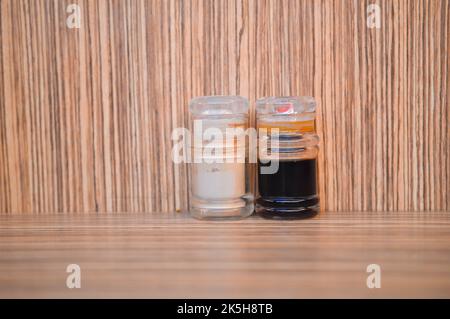 Ein Set Salz und Sojasoße. Stockfoto