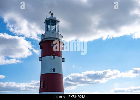 Berühmter Smeaton's Tower auf der Hoe in Plymouth mit blauem Himmel Hintergrund Stockfoto