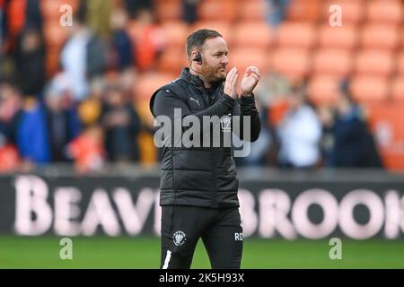 Richard O’Donnell Assistant Head Coach von Blackpool applaudiert den Fans am Ende des Sky Bet Championship-Spiels Blackpool gegen Watford in der Bloomfield Road, Blackpool, Großbritannien, 8.. Oktober 2022 (Foto von Craig Thomas/News Images) Stockfoto