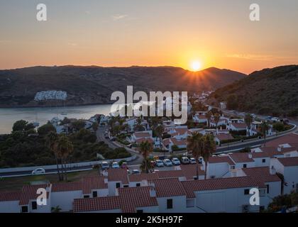 Sonnenuntergang über Playa de Fornells auf Menorca, Spanien Stockfoto