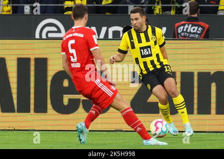 DORTMUND, DEUTSCHLAND - OKTOBER 8: Benjamin Pavard vom FC Bayern München und Raphael Guerreiro von Borussia Dortmund während des 1. Bundesliga-Spiel zwischen Borussia Dortmund und FC Bayern München im Signal Iduna Park am 8. Oktober 2022 in Dortmund (Foto: Marcel ter Bals/Orange Picles) Stockfoto