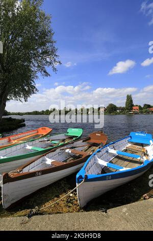 Bunte hölzerne Ruderboote auf der Mere im Dorf Thorpeness, Suffolk County, England Stockfoto