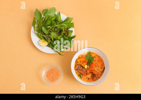 HU tieu bo kho, vietnamesischer Rindereintopf mit Reisnudeln, vietnamesisches Essen isoliert auf beigem Hintergrund, Draufsicht Stockfoto