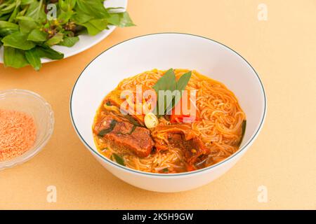 HU tieu bo kho, vietnamesischer Rindereintopf mit Reisnudeln, vietnamesisches Essen isoliert auf beigem Hintergrund, Nahaufnahme Stockfoto