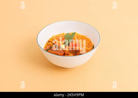 HU tieu bo kho, vietnamesischer Rindereintopf mit Reisnudeln, vietnamesisches Essen isoliert auf beigem Hintergrund, perspektivische Ansicht Stockfoto