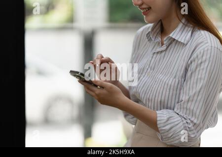 Eine Geschäftsfrau vervollständigt KYC mithilfe eines Online-Banking-Programms, um ein digitales Sparkonto zu eröffnen. Die Definition von Cyber-Sicherheit Stockfoto