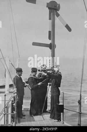 1891. Royal Navy Signalmänner auf der Brücke des Admiral-Klasse Schlachtschiffs, H.M.S. Camperdown, Kommunikation mit einem anderen Schiff durch Semaphore. Zu dieser Zeit war Camperdown das Flaggschiff der Channel-Flotte. Stockfoto
