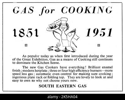 Eine 1951-Anzeige für South Eastern Gas, die ‘Gas for Cooking’ und den Kauf neuer Gasherde fördert. „1851 -1951 – genauso beliebt wie heute, als es erstmals während der Großen Ausstellung vorgestellt wurde, dominiert Gas als Mittel des Kochens immer noch die Küchenszene.“ Die Anzeige enthält die Zeichentrickfigur ‘Mr Therm’, die 1933 vom Grafikdesigner und Illustrator Eric Fraser für die Gas Light & Coke Company entworfen wurde. Stockfoto