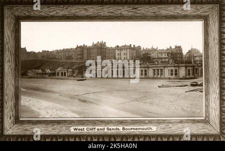 Antike Postkarte mit dem Titel „West Cliff and Sands, Bournemouth“. Dorset, England. Zeigt die Undercliff Promenade, Gebäude und Hotels. Stockfoto