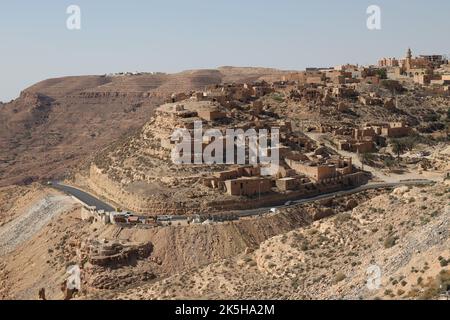 Yefren, Libyen. 8. Oktober 2022. (ANMERKUNG DER REDAKTION: Bild aufgenommen mit einer Drohne).eine Luftaufnahme der Stadt Yefren. (Bild: © Islam Alatrash/SOPA Images via ZUMA Press Wire) Stockfoto