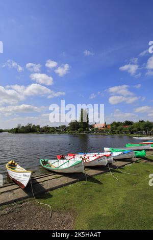 Bunte hölzerne Ruderboote auf der Mere im Dorf Thorpeness, Suffolk County, England Stockfoto