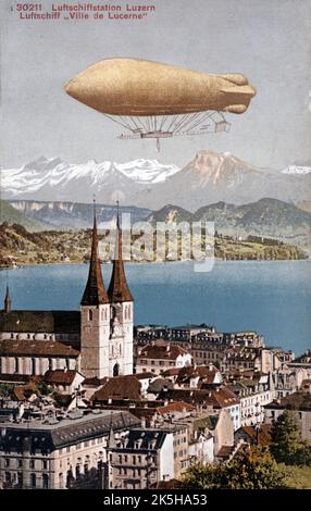 1911. Eine antike Postkarte mit dem Titel 'Luftschiffstation Luzerne - Luftschiffe 'Ville de Lucerne' (Luftschiffstation Luzern - Luftschiff 'Stadt Luzern'). Zeigt das Luftschiff „Ville de Lucerne“ im Flug. Es wurde 1910 von der französischen Firma 'Astra' (Societe de Constructions Aeronautiques) für die Compagnie Generale Transeyriene gebaut. Sie Betrieb einen Passagierausflugsservice über den Vierwaldstättersee und wurde 1912 abgebaut. Stockfoto