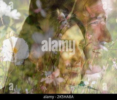 Verheiratet Älteres Paar, das in die Zukunft blickt, Sonnenlicht, das ihre Gesichter umrahmt von Blumen beschnitten, doppelt belichtet, lächelndes Paar, das aus dem Rahmen blickt. Stockfoto