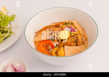 Mi Quang, vietnamesische Reisnudeln mit Fleisch, Hühnerbrühe, Garnelen, Ei, vietnamesisches Essen isoliert auf weißem Hintergrund, Nahaufnahme Stockfoto