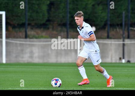 Swansea, Wales. 8. Oktober 2022. Joshua Carey von Swansea City in Aktion beim Professional Development League Cup-Spiel zwischen Swansea City unter 18 und Exeter City unter 18 Jahren an der Swansea City Academy in Swansea, Wales, Großbritannien am 8. Oktober 2022. Quelle: Duncan Thomas/Majestic Media. Kredit: Majestic Media Ltd/Alamy Live Nachrichten Stockfoto