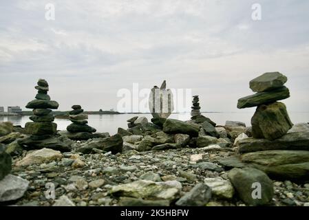 Gesteinsstapel auf einem Steinstrand - Gesteinsstapel auf einem Strand in Norwegen (Gesteinsstapel) Stockfoto