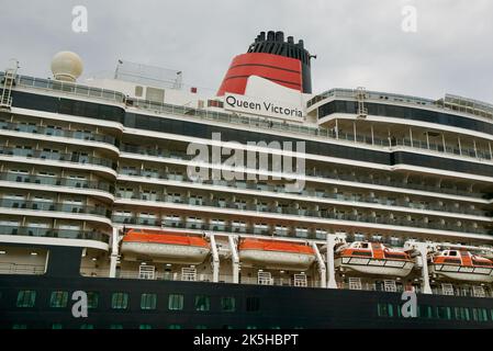 Seitenansicht des Cunard Queen Victoria Kreuzfahrtschiffs, Blick auf die Namensschild und die Balkone und den Kamin. Stockfoto