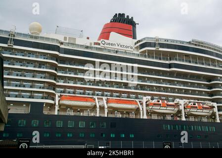 Seitenansicht des Cunard Queen Victoria Kreuzfahrtschiffs, Blick auf die Namensschild und die Balkone und den Kamin. Stockfoto