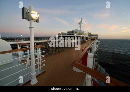 Queen Victoria Kreuzschiff, die Aussicht von oben, Deck 9, mit Blick auf das Meer, bei Sonnenuntergang. Stockfoto