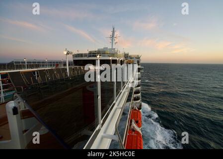 Queen Victoria Kreuzschiff, die Aussicht von oben, Deck 9, mit Blick auf das Meer, bei Sonnenuntergang. Stockfoto