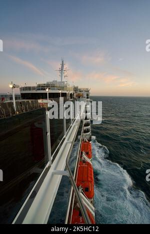 Queen Victoria Kreuzschiff, die Aussicht von oben, Deck 9, mit Blick auf das Meer, bei Sonnenuntergang. Stockfoto